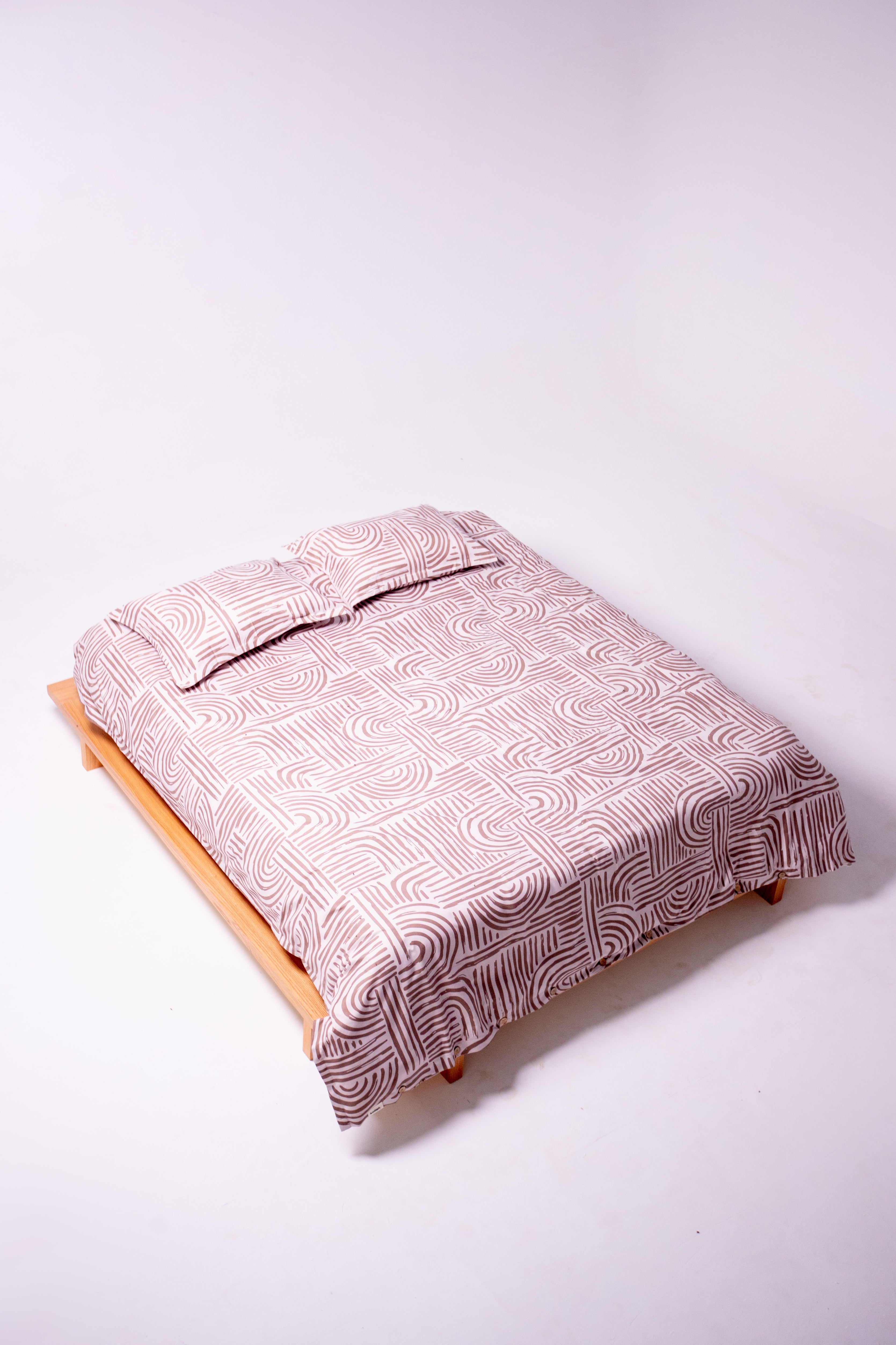 Premium Percale Duvet Cover – Organic Flow (Brown on White)