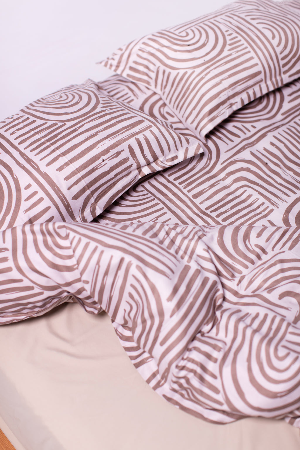 Premium Percale Duvet Cover – Organic Flow (Brown on White)