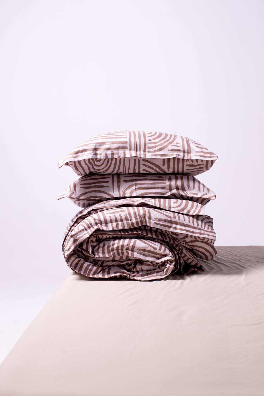 Premium Percale Duvet Cover – Organic Flow (Brown on White)